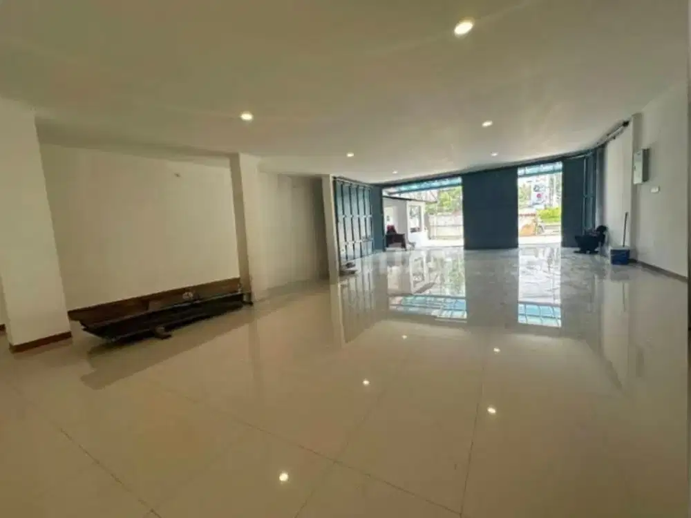 Ruko Besar Siap Pakai di Mainroad Pasteur