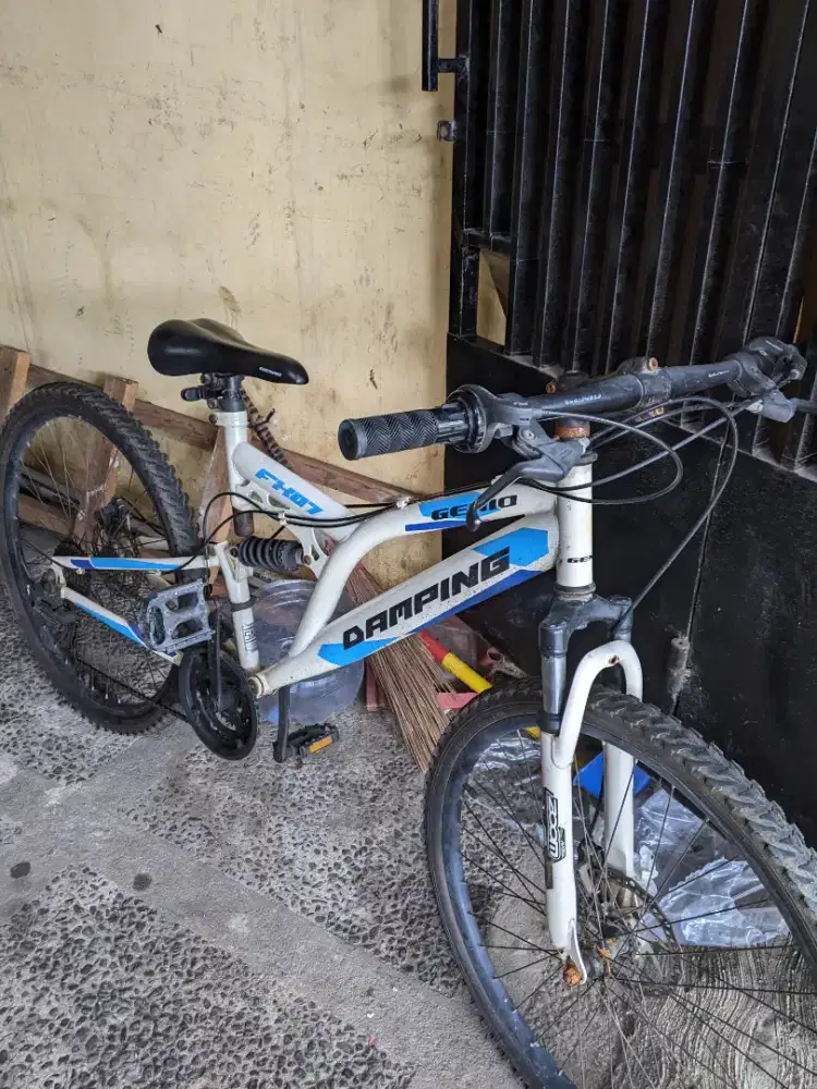 Sepeda Gunung Genio Damping