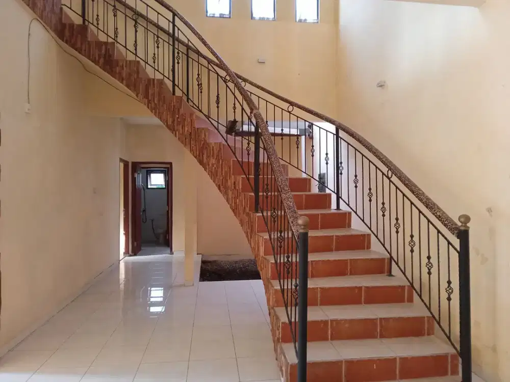 Ruang Usaha Di Malioboro Hadap Stasiun Tugu