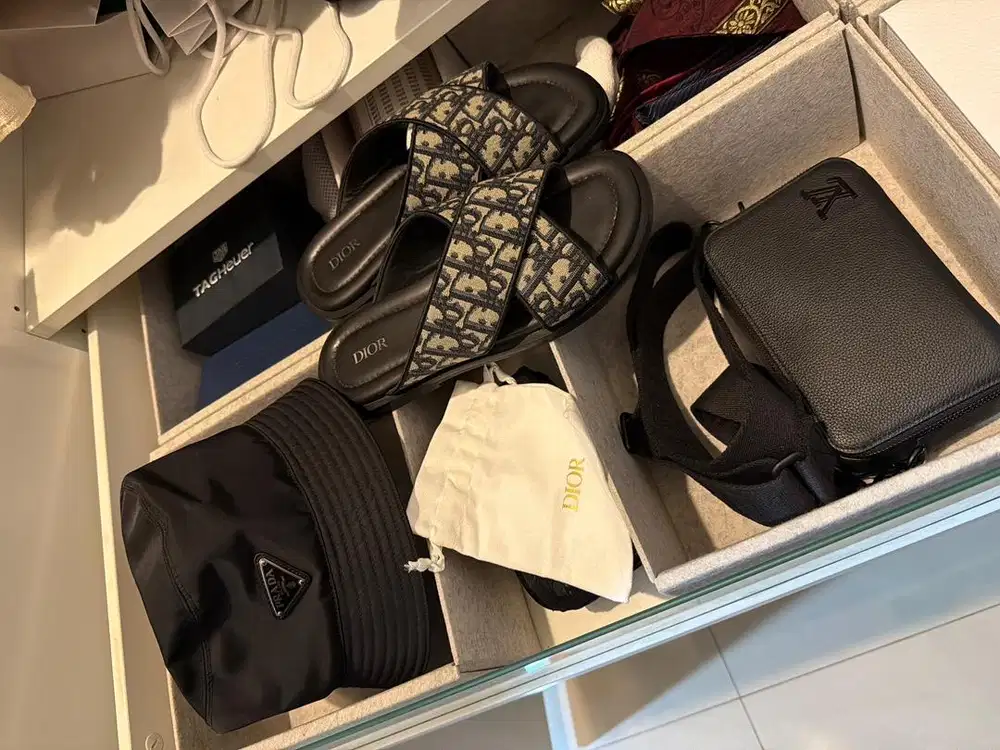 Sandal Dior, Tas LV, Topi Prada, Kaos Balmain