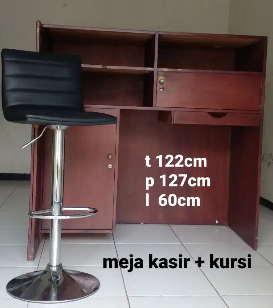 Meja kasir dan kursi bar