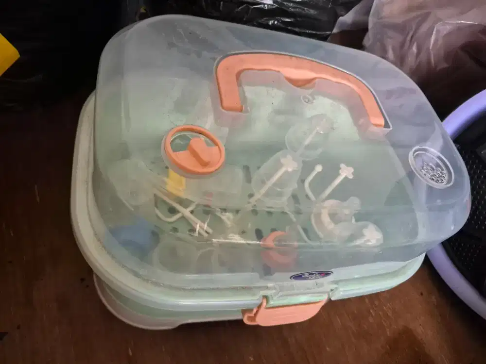 Kotak botol dan dotnya