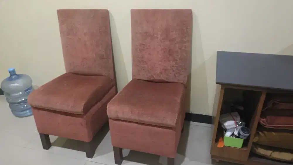 Kursi makan kain bludru