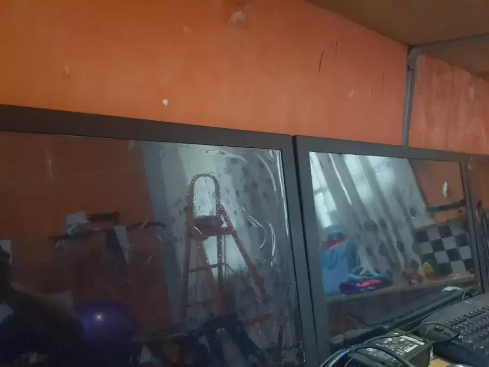 Layar monitor 27 inchi dari besi