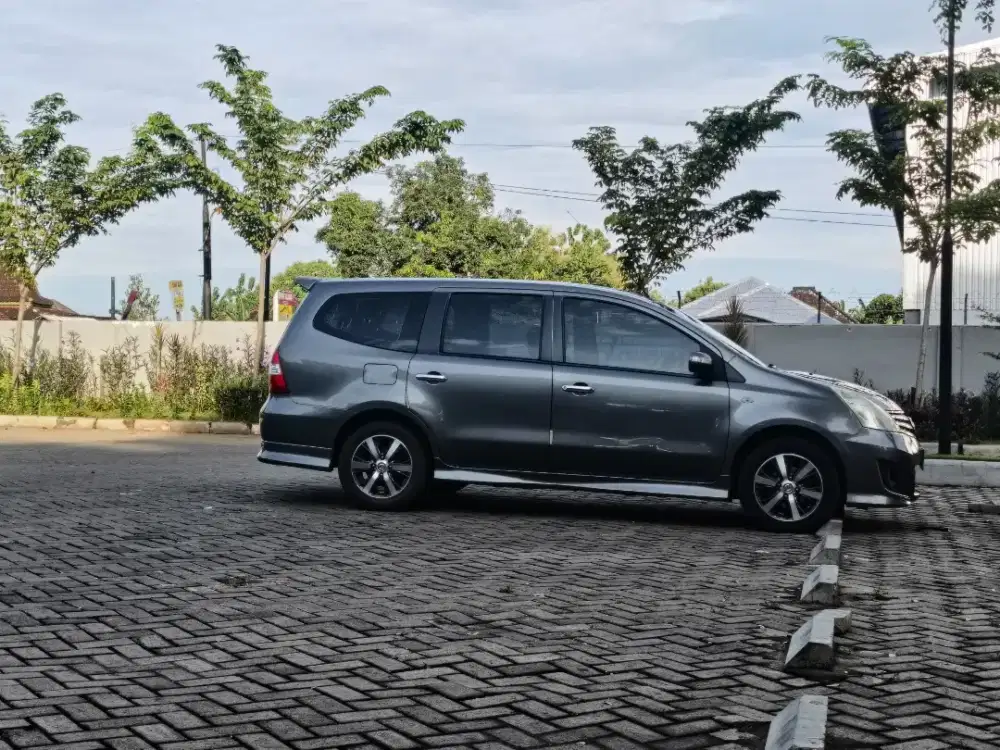 Dijual Nissan Grand Livina Tahun 2012