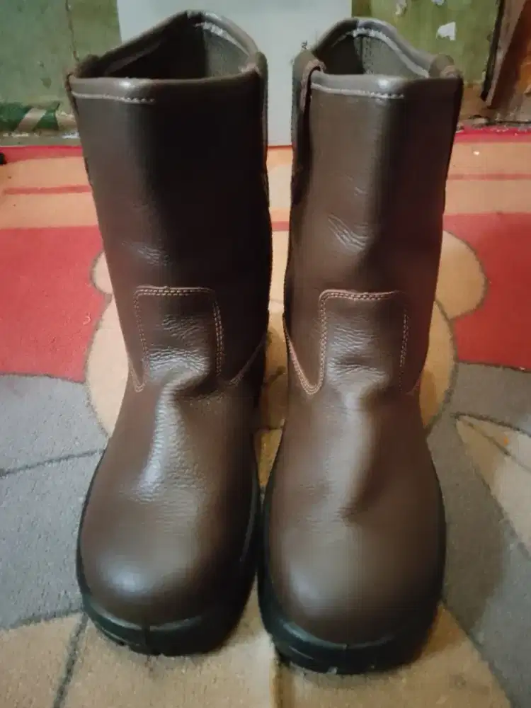 Butuh.Uang.  jual sepatu safety masih sangat bagus. Gc langsung cod