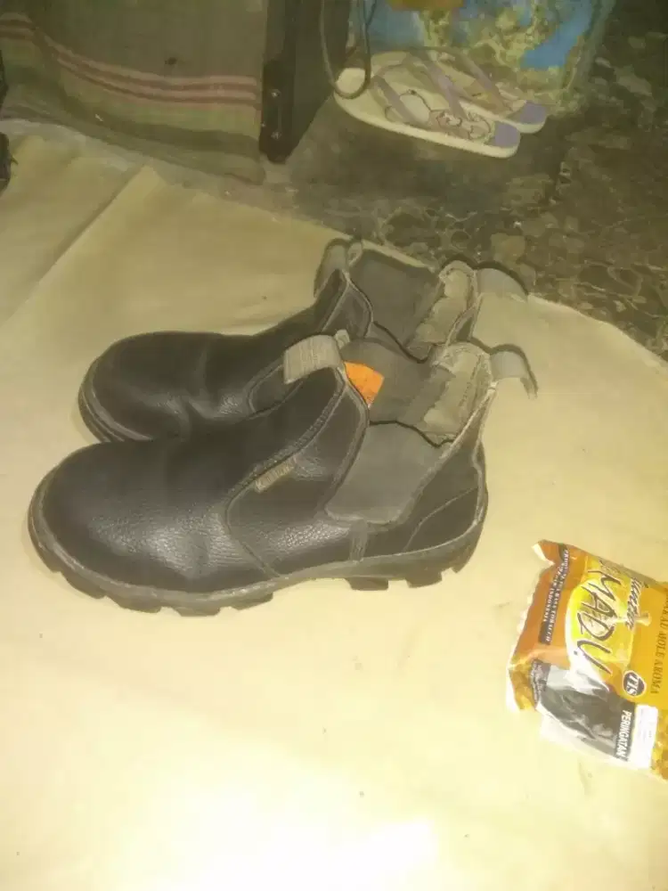 Jual sepatu second kondisi baik