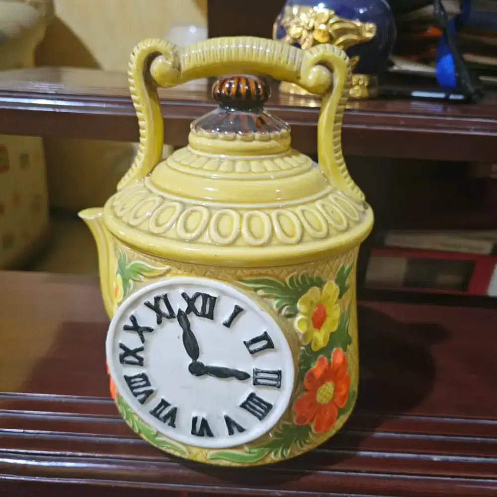 Guci teko gambar jam kuning