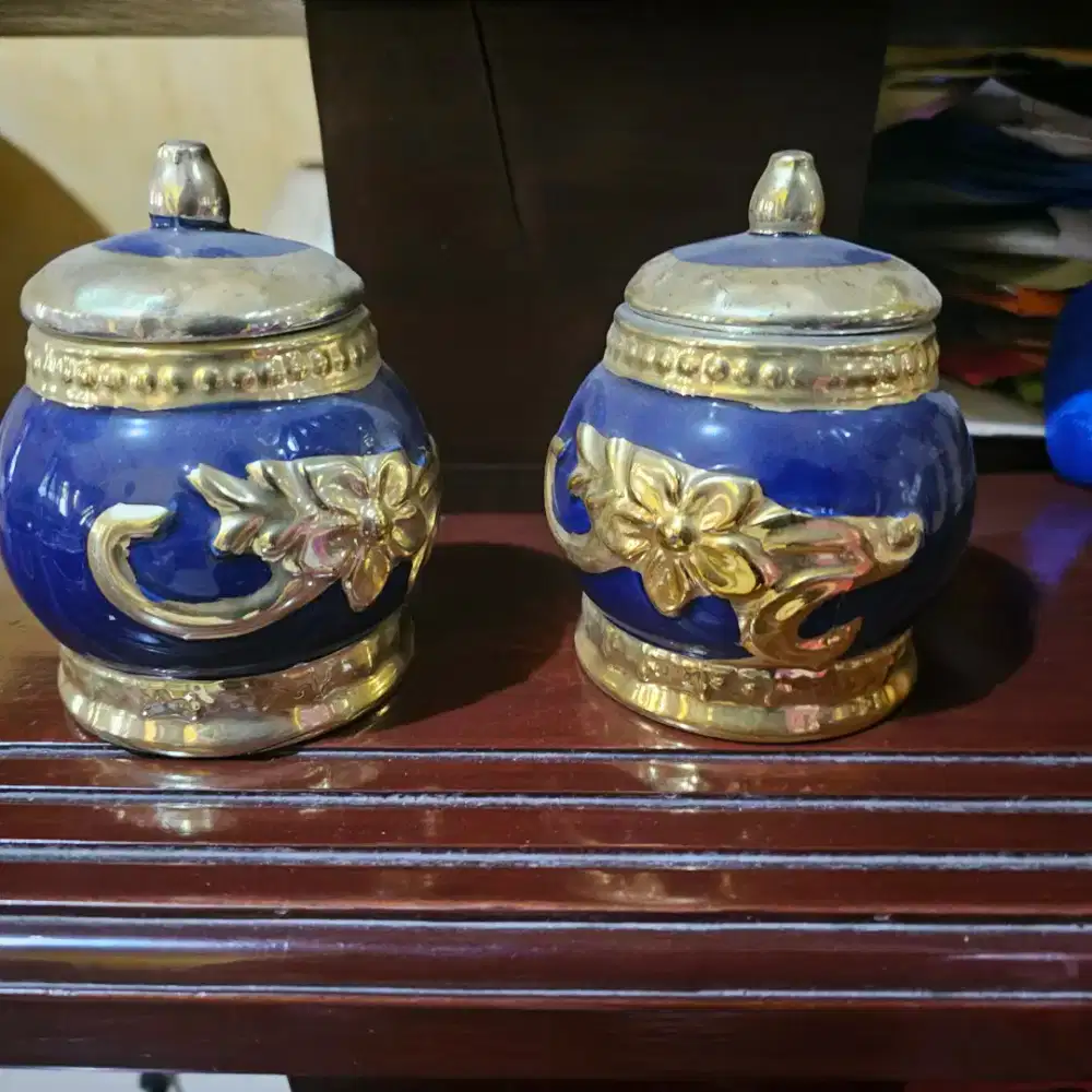 Toples guci warna biru