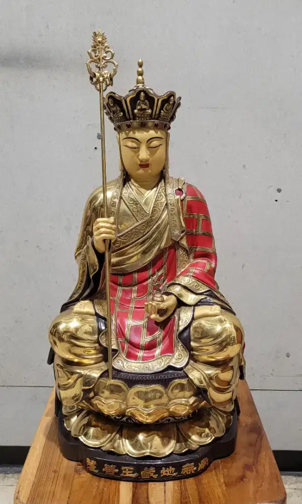 Patung Buddha Budha jubah merah, emas,  kuningan