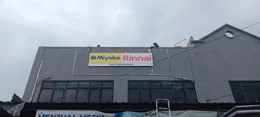 Karyawan toko elektronik