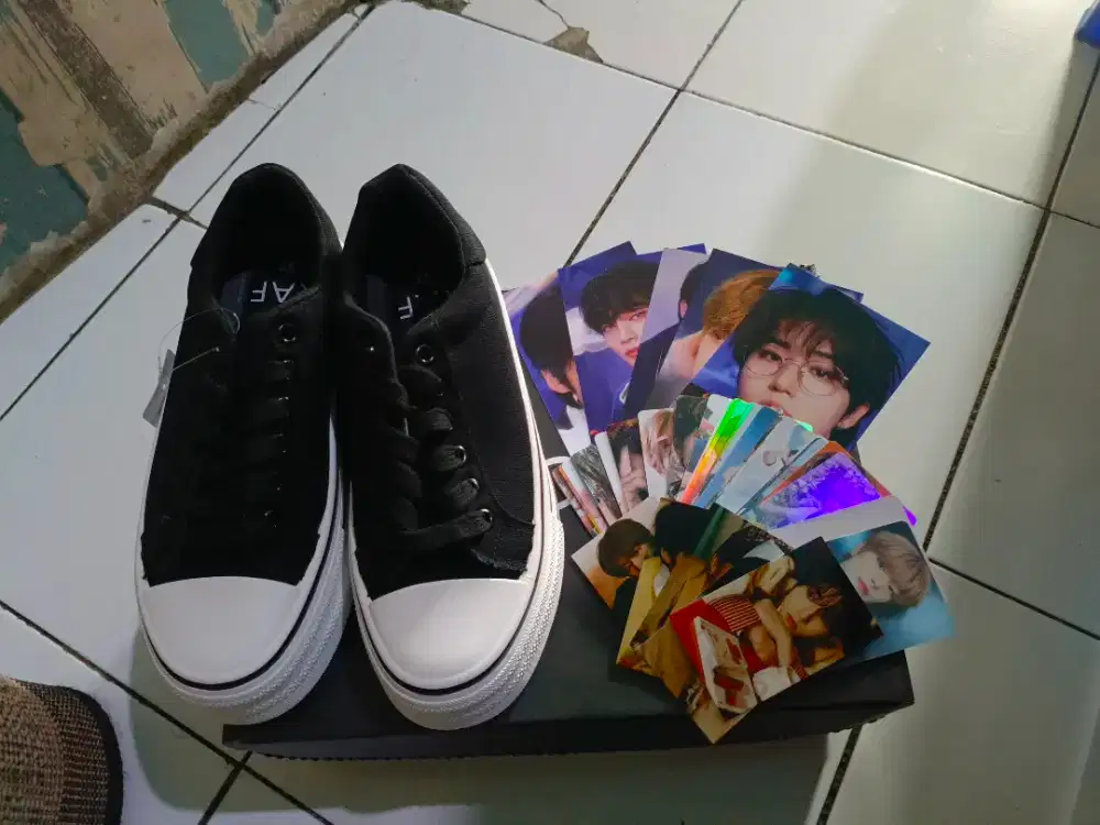 Sepatu baru dan Photocard Straykids