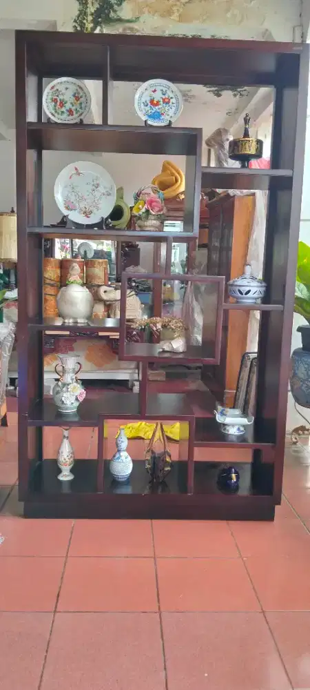 Rak pajangan partisi depan belakang