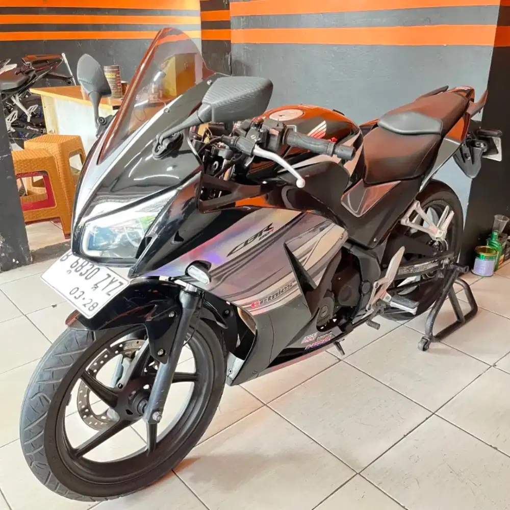 Honda CBR 150 taun 2015