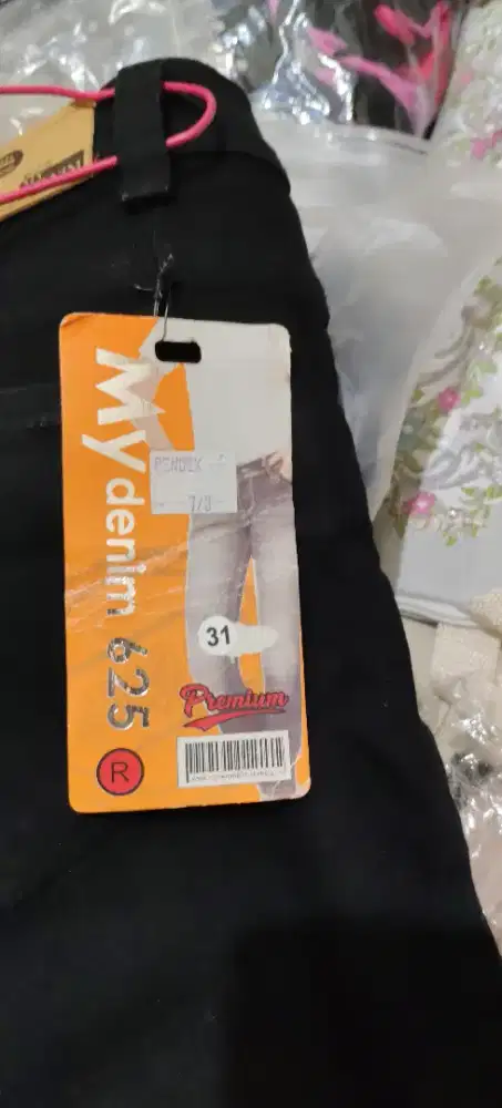 Celana jeans hitam wanita