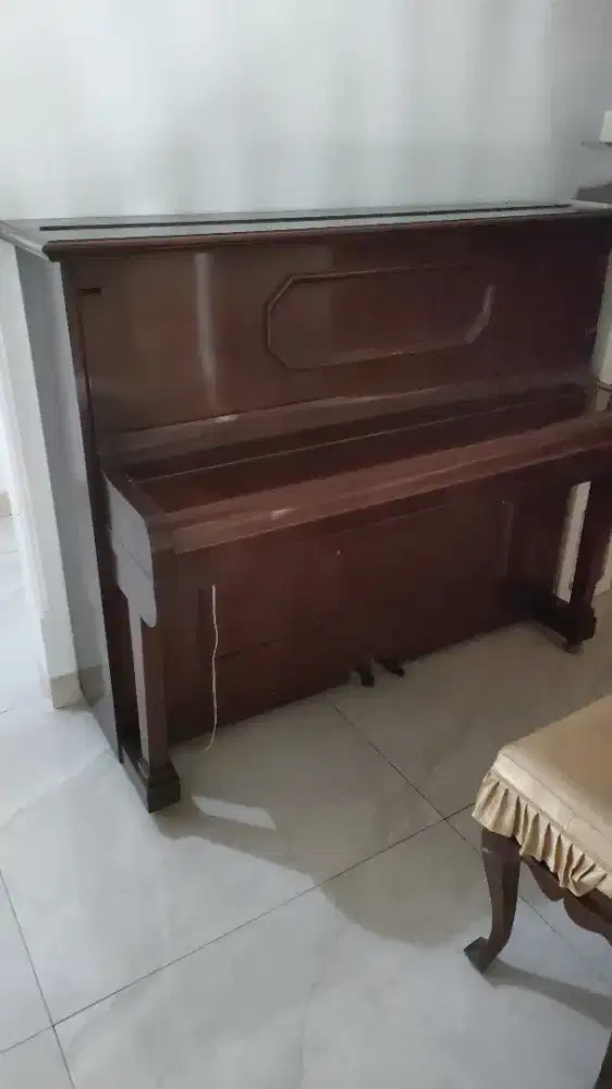 piano tegak steinway