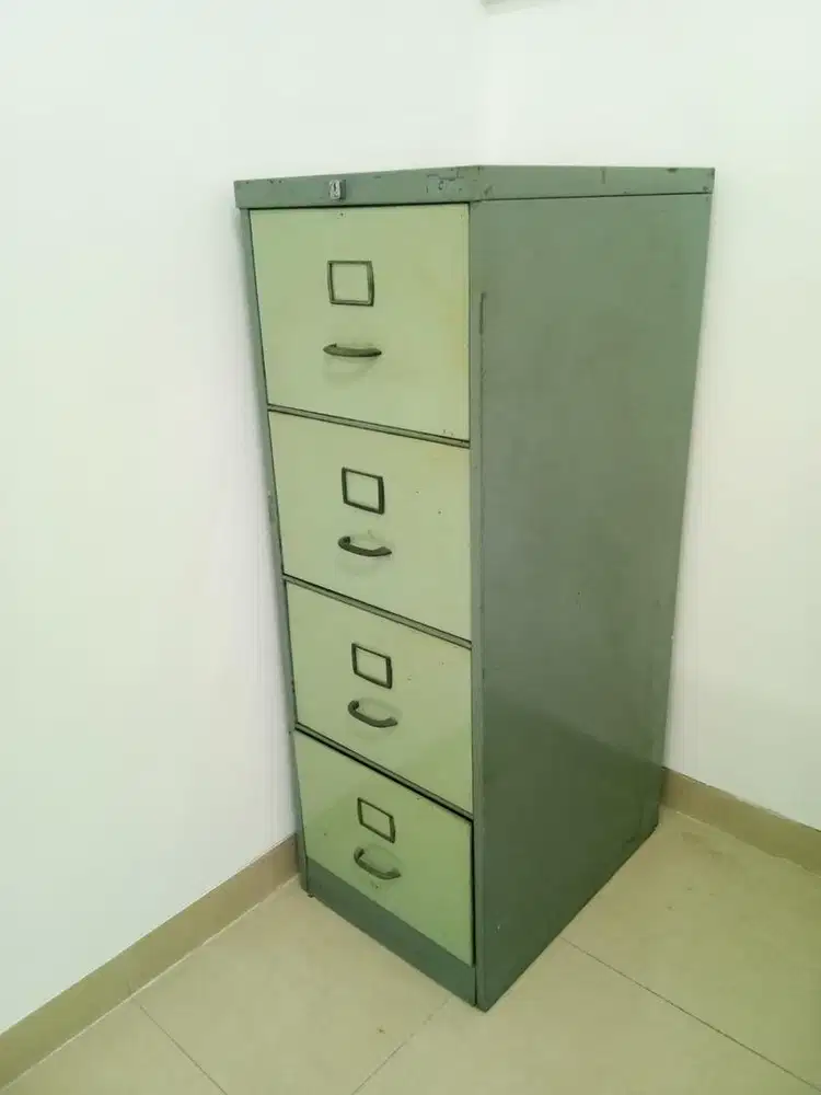 Lemari Rak Besi Like New