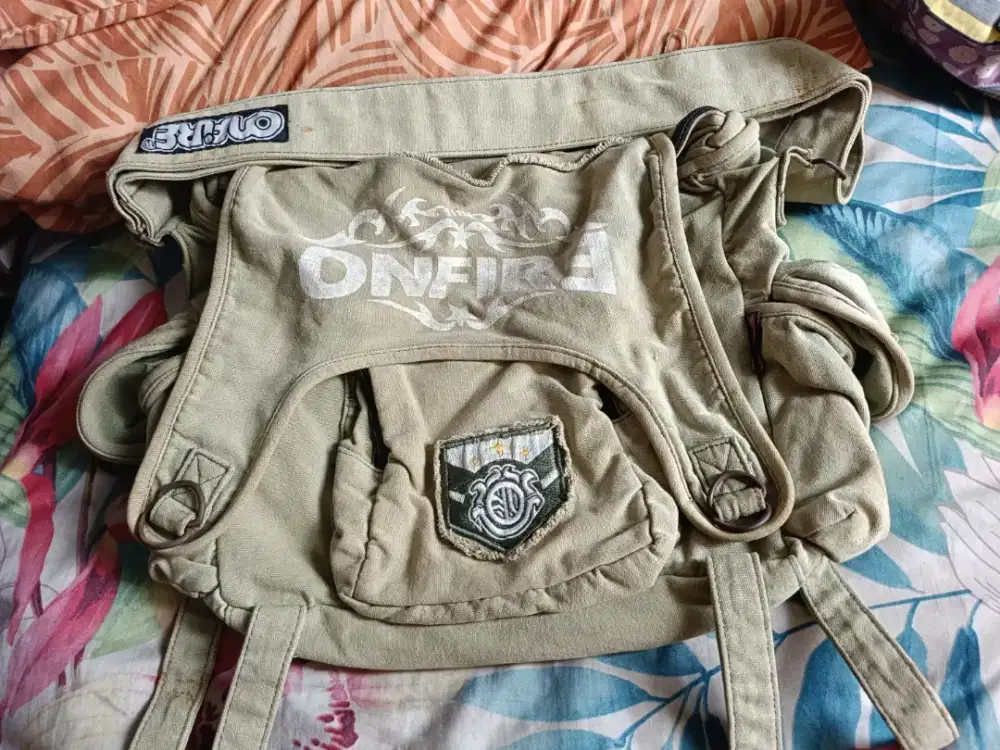 Dijual Tas Selempang dengan muatan kantong lumayan besar.