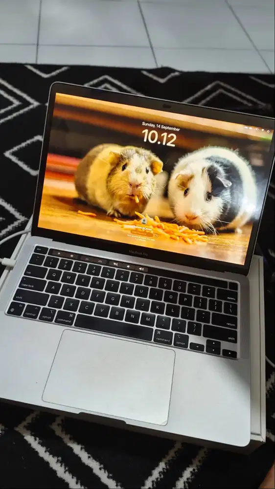 MacBook Pro M2 13 tahun 2022