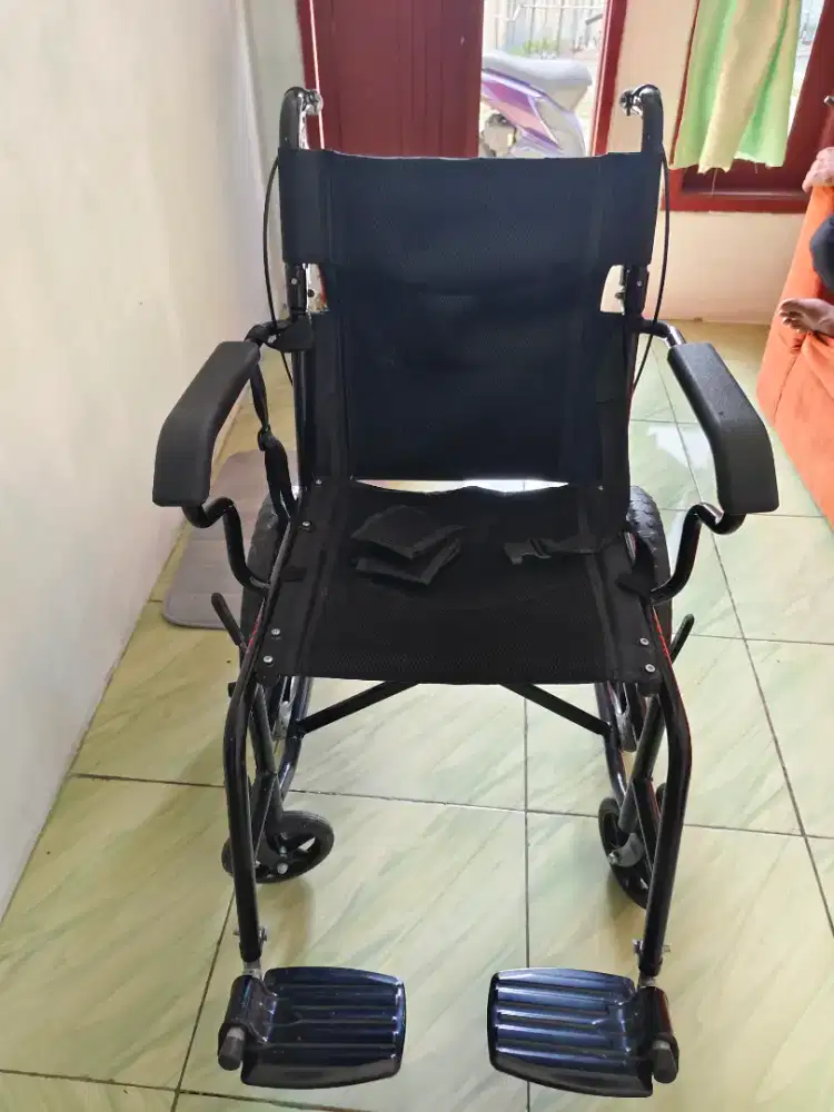 Kursi roda untuk sakit