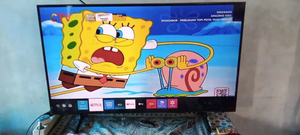 Samsung 43 in Smart UHD