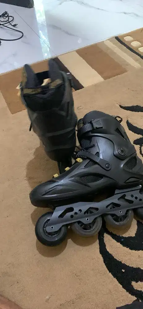 Sepatu roda merk rossele ukuran 42 masih kinyis kinyis