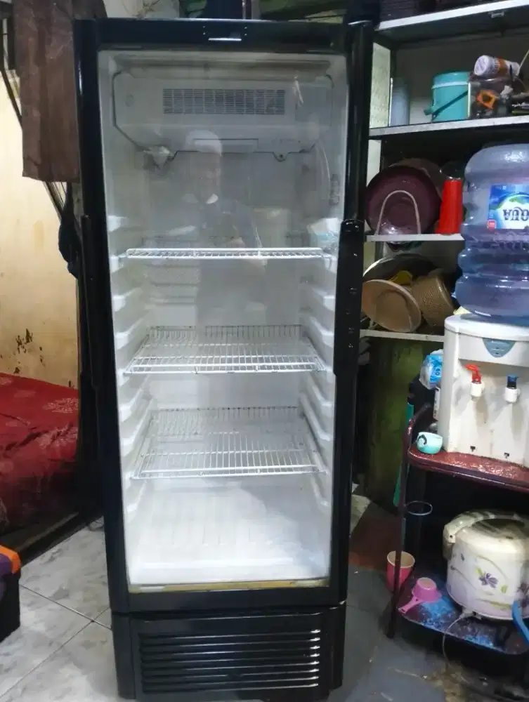 Showcase merek Polytron dingin normal maknyos