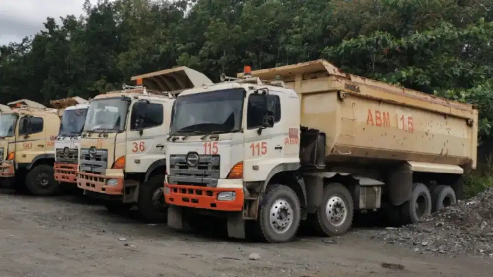 Dump truck Hino tahun 2012