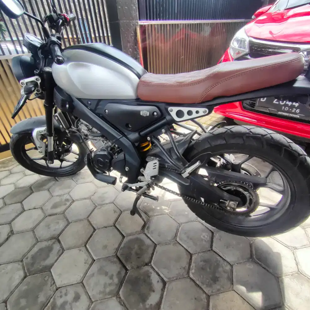 Yamaha XSR 155 perak