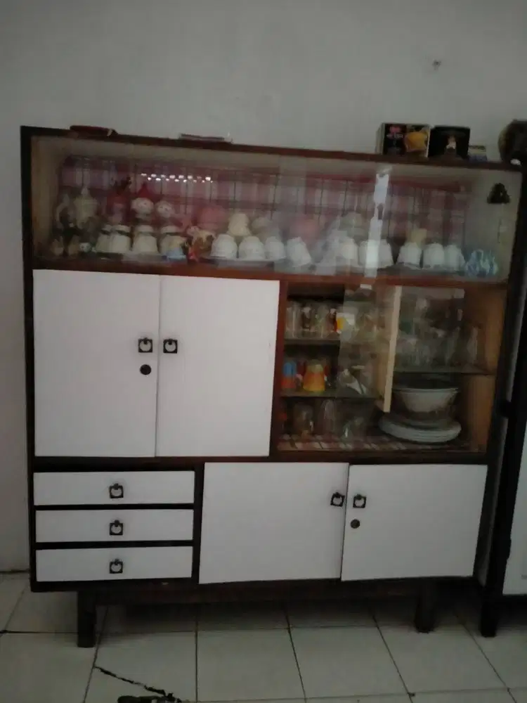 Lemari kaca vintage