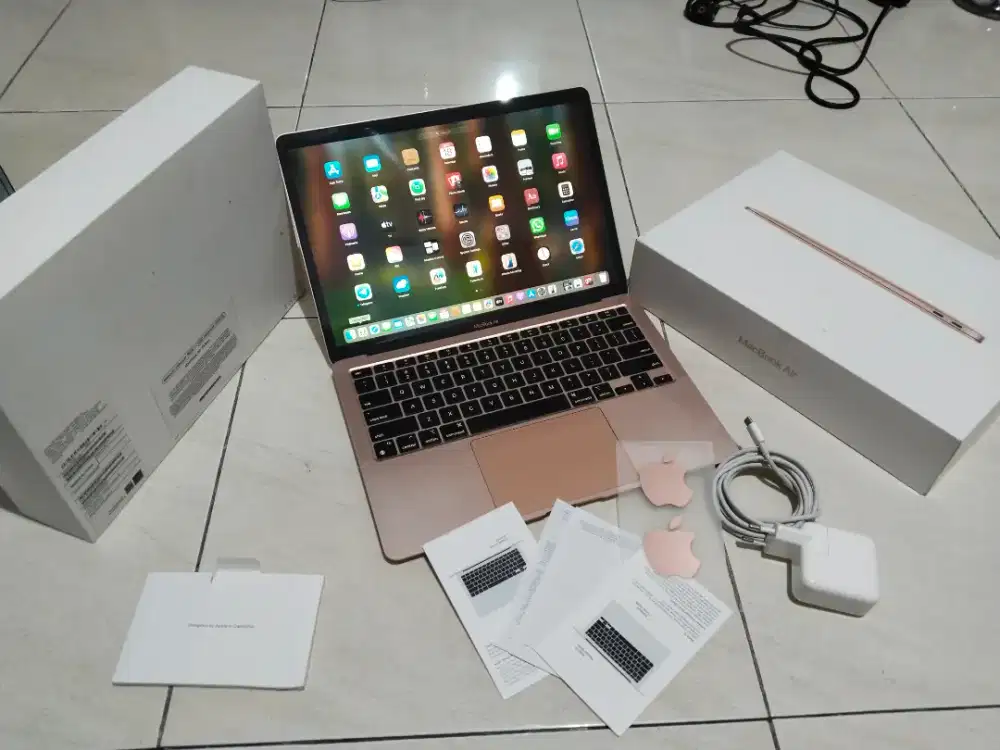 Dijual macbook Warna rose gold M1 air Ex ibox CC 259 Lengkap COD bgr