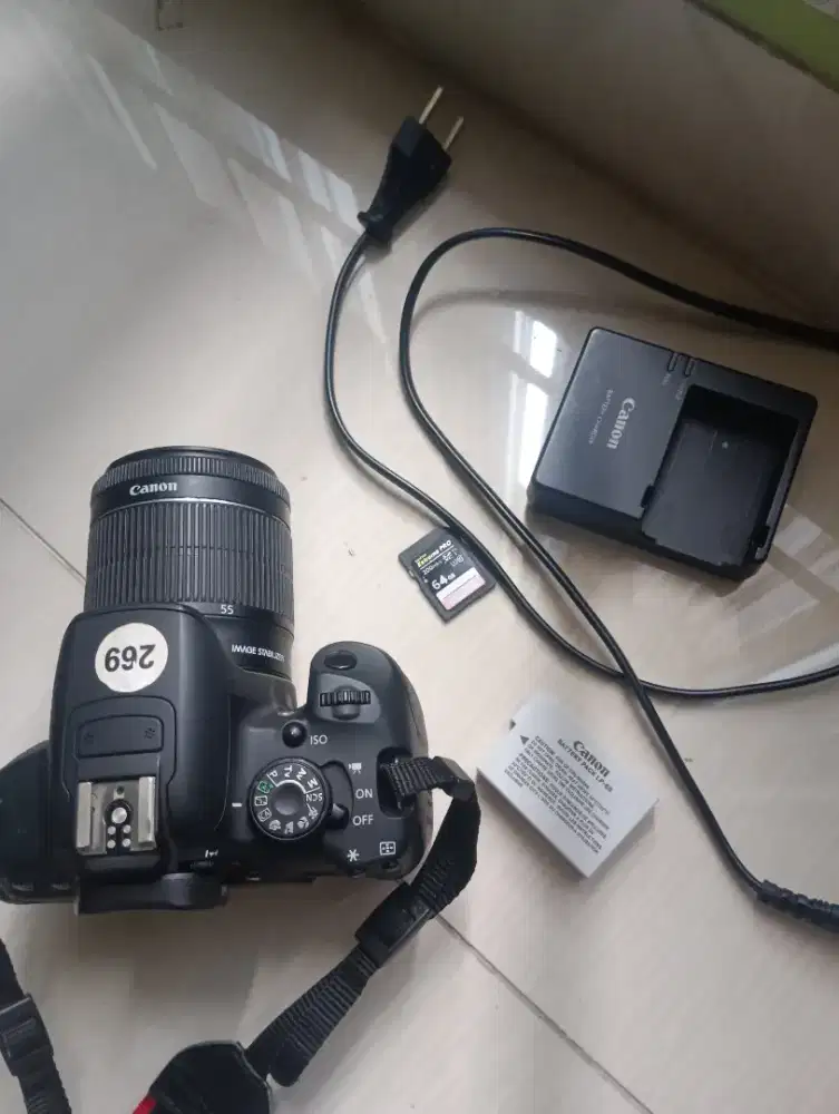 Jual camera DSLR Canon 700d harga 2,5jt ( bisa nego ) fullset