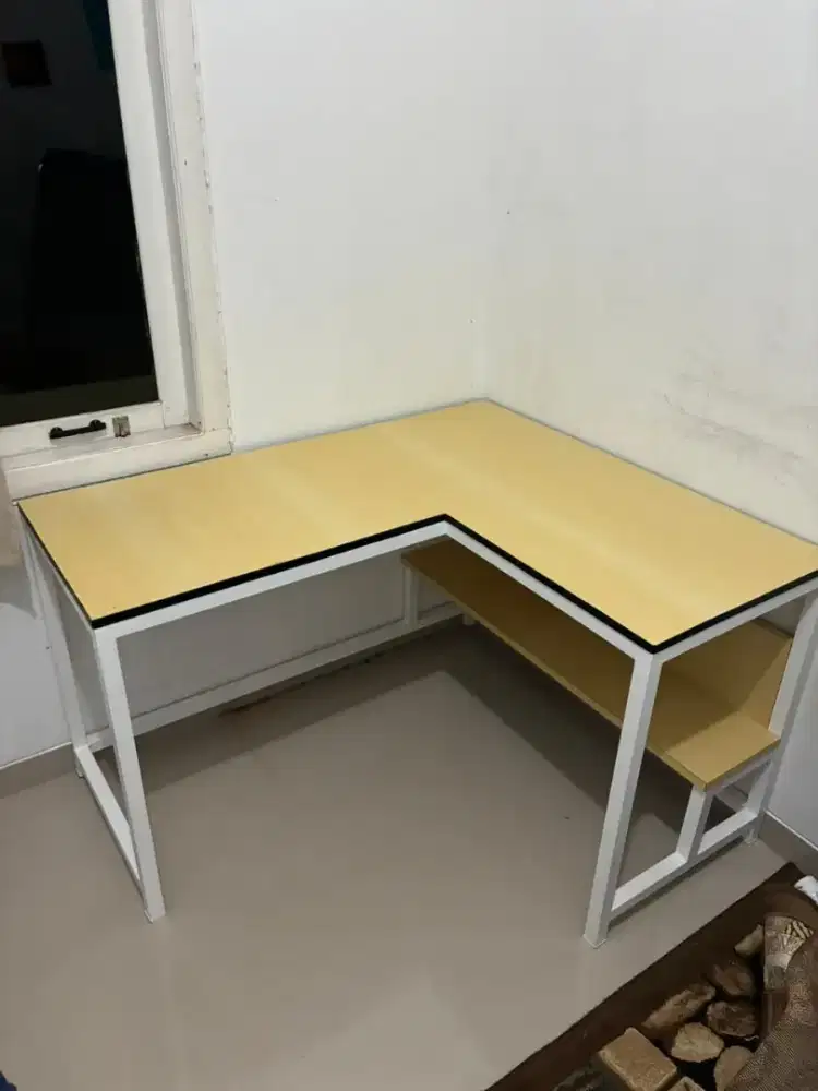 Meja L untuk ruangan kantor / rumah