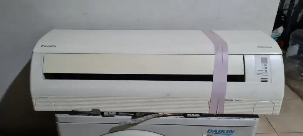 Ac Daikin inverter 1.5 pk. FTKC35, irit listrik, mulus luar dalam.