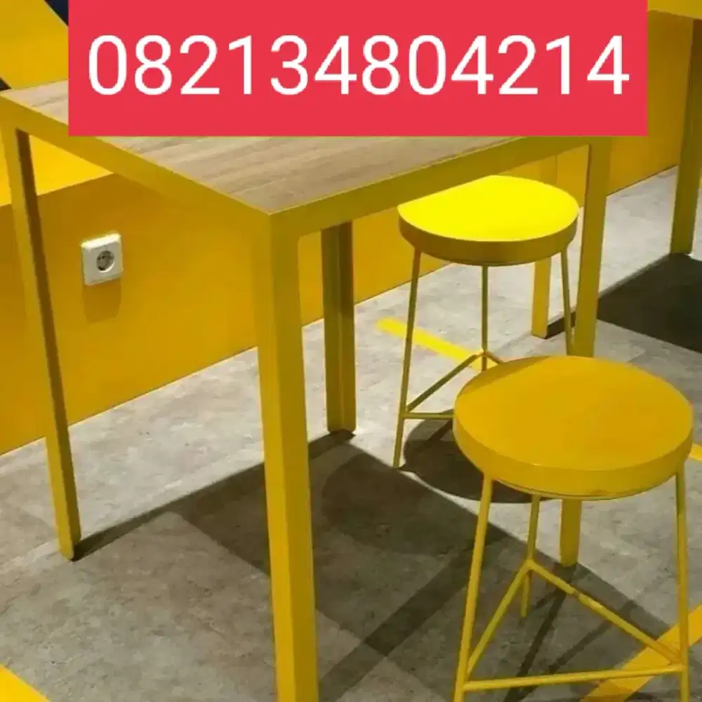 Meja cafe dan dua kursi bulat