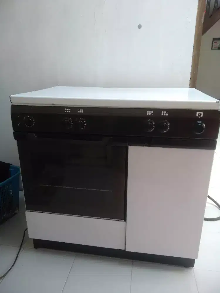 Kompor 4 tungku dan oven