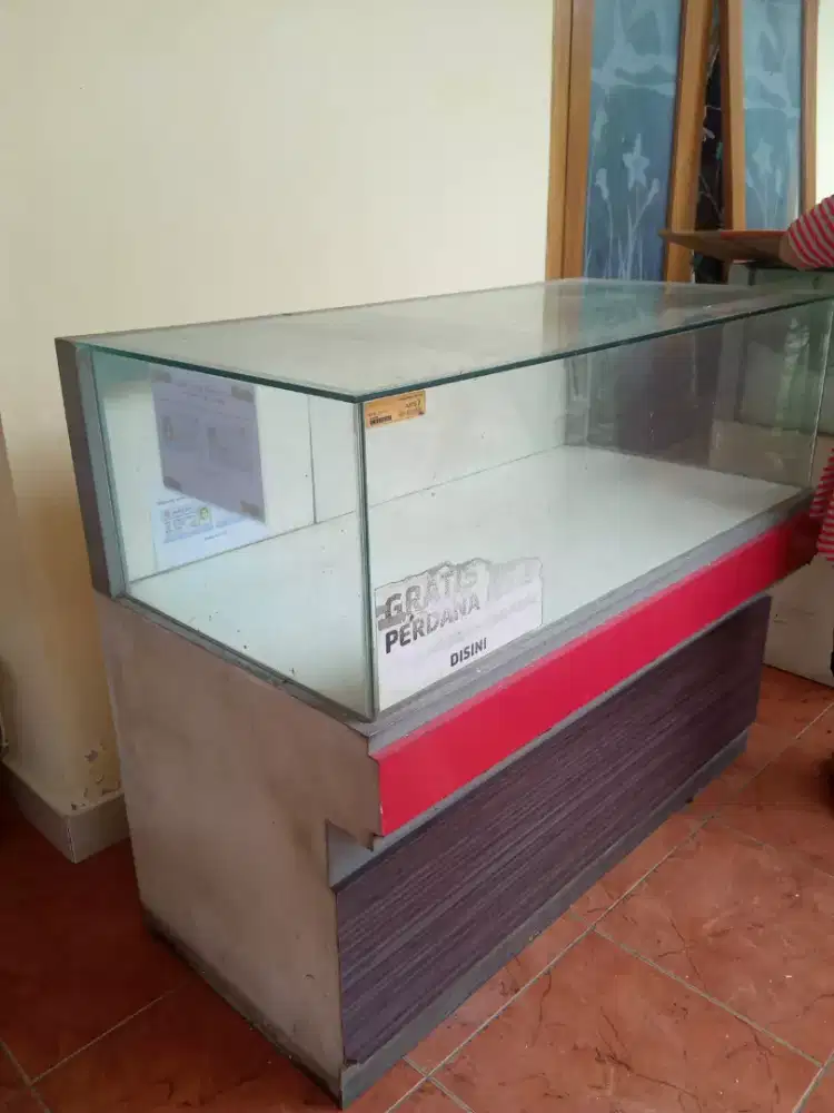 Show case 4 unit kondisi baik