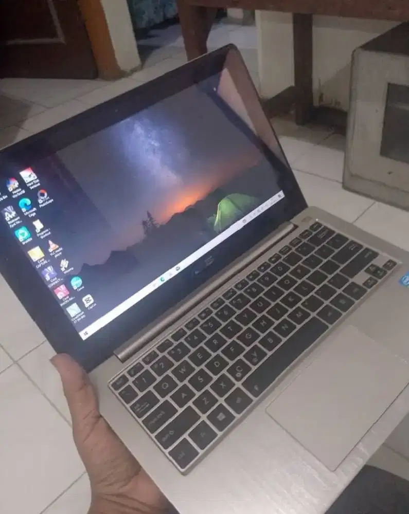 Laptop core i3 layar sentuh