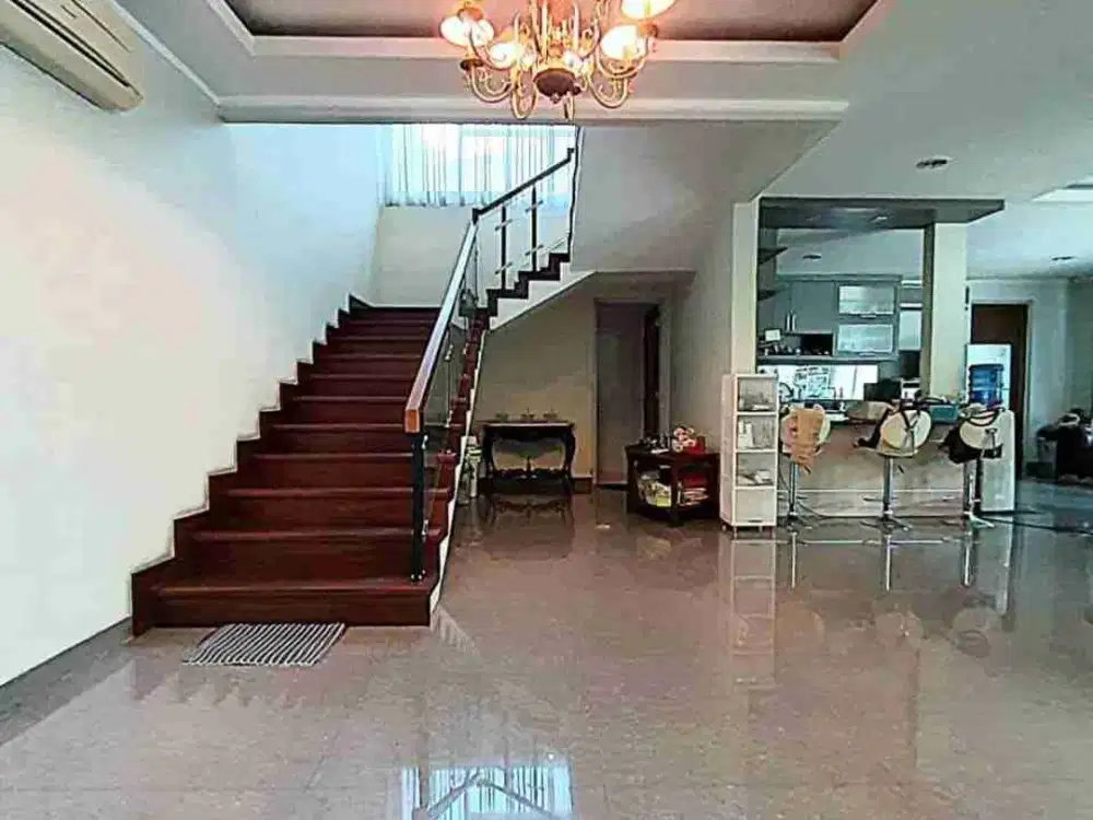 rumah dalam komplek 2 kilometer ke stasiun MRT lebak bulus,jakarta selatan