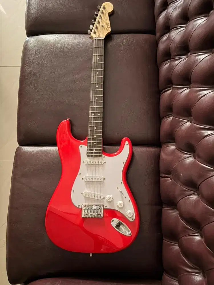 gitar squier bullet ht stratocaster merah