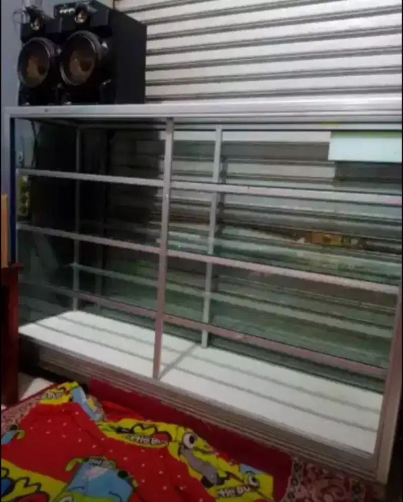 Etalase kaca bekas