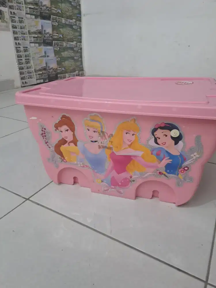 Kotak mainan anak