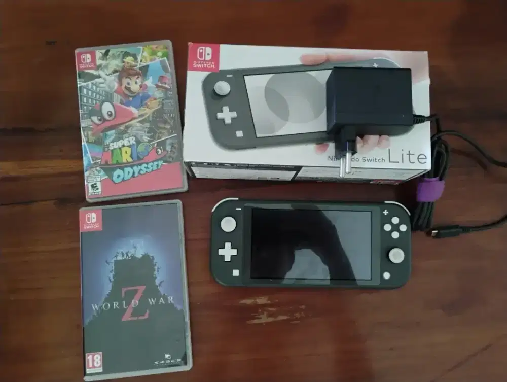 Nintendo switch lite + 2 games