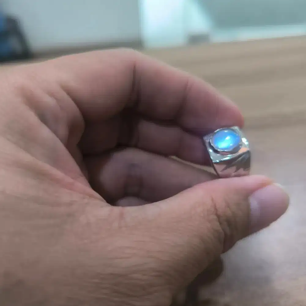 Moonstone Biduri Bulan Biru Laut