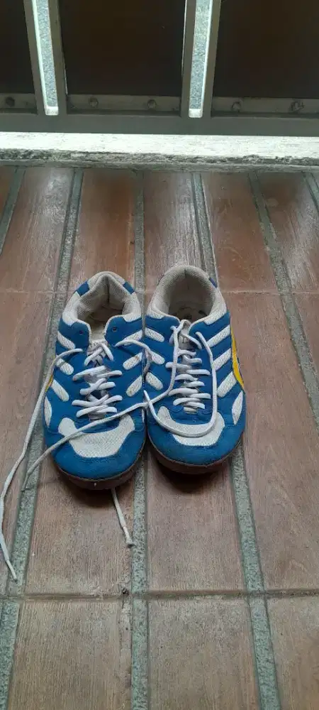 Jual sepatu futsal warna biru gak bisa jauh-jauh