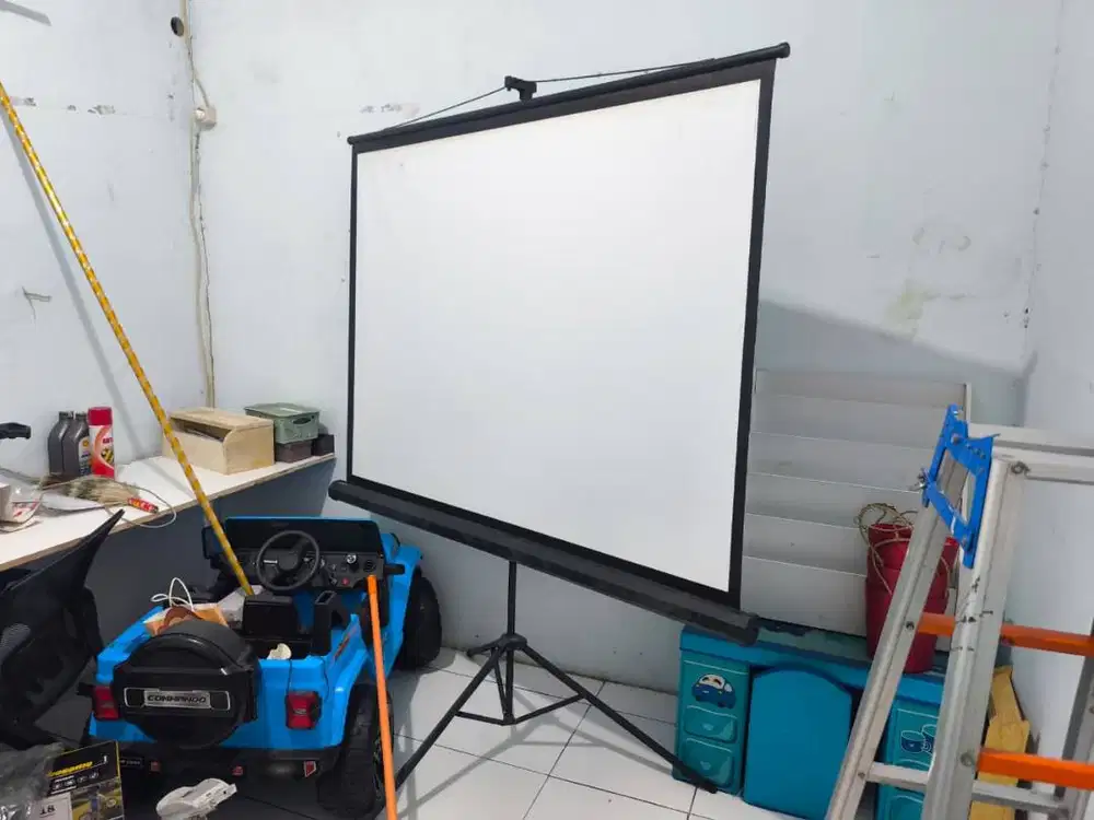 SCREEN PROJECTOR / LAYAR PROYEKTOR TRIPOD 70 inch LAYAR PRESENTASI