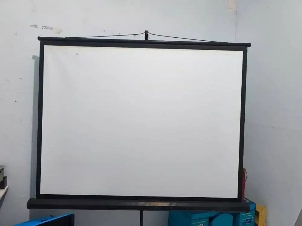 DIJUAL SCREEN PROJECTOR / LAYAR PROYEKTOR TRIPOD 70 inch LAYAR PRESENT