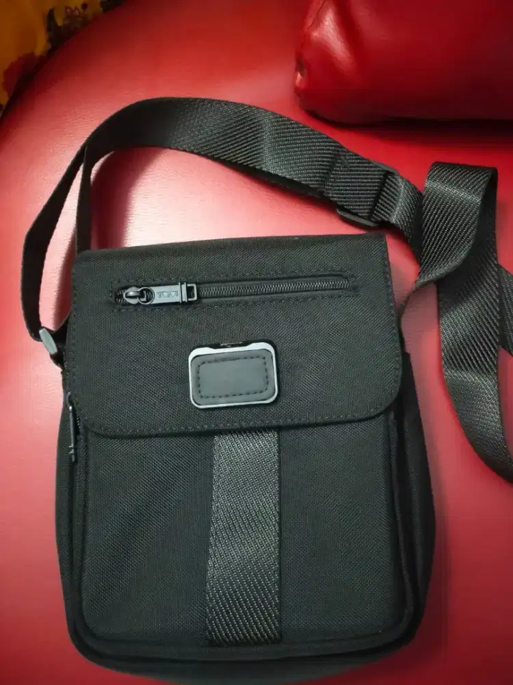 tas tumi pria ukuran 18×25cm