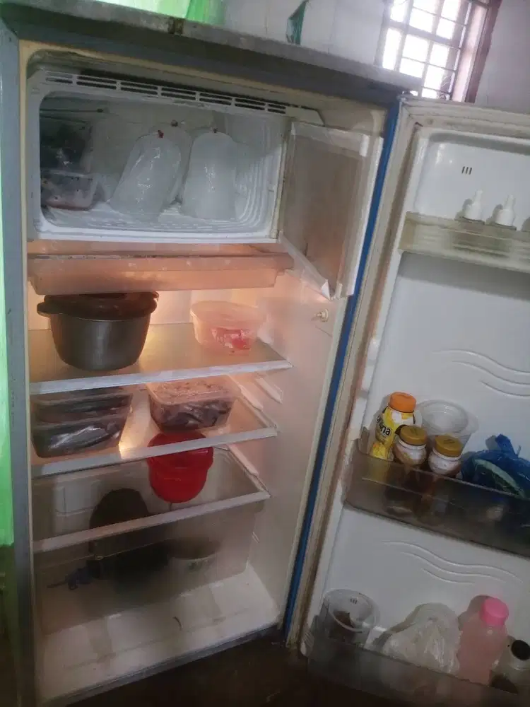 Kulkas 1 pintu SHARP.  Mesin original pabrik belum pernah rusak.