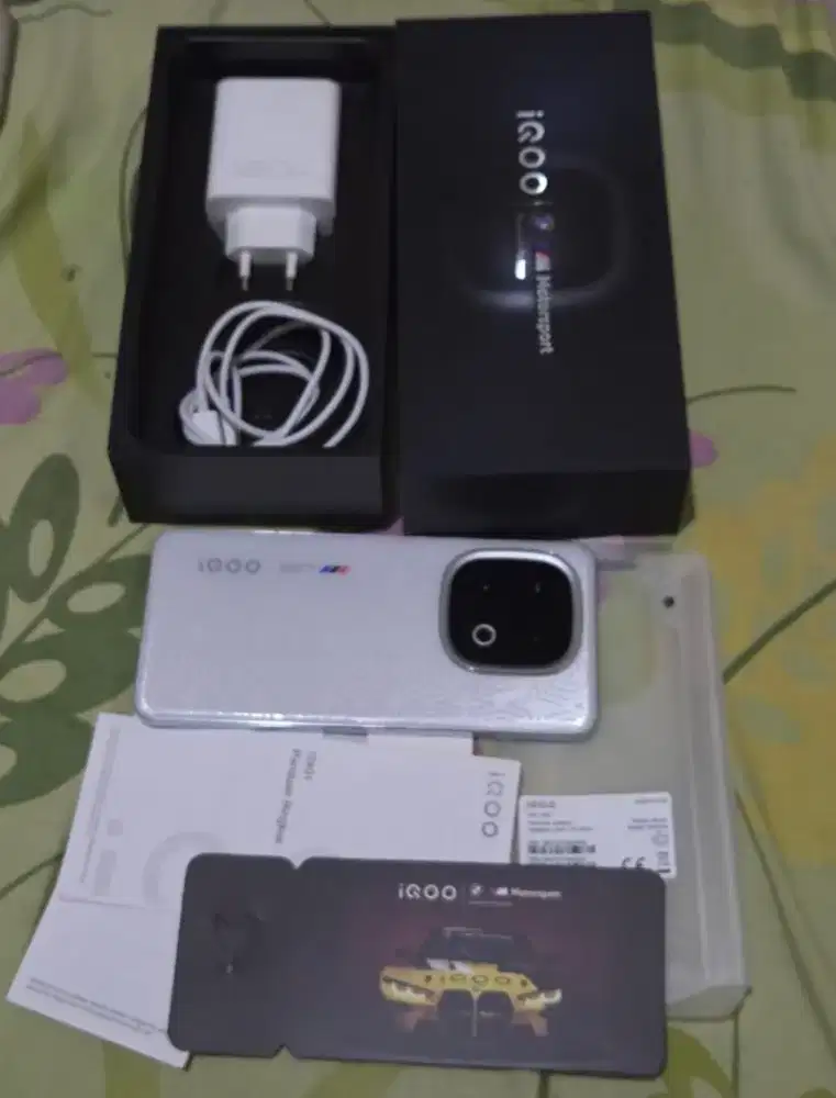 JUAL HP bekas IQOO 13 5g 16/512 likenew garansi resmi sampai mei 2026